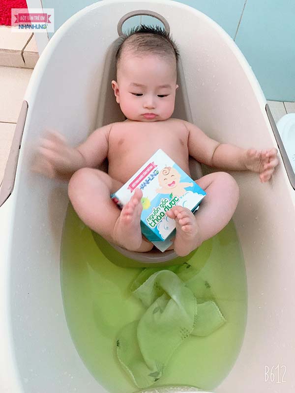 Sử dụng Bột tắm Nhân Hưng để chữa chàm sữa tại nhà cho con
