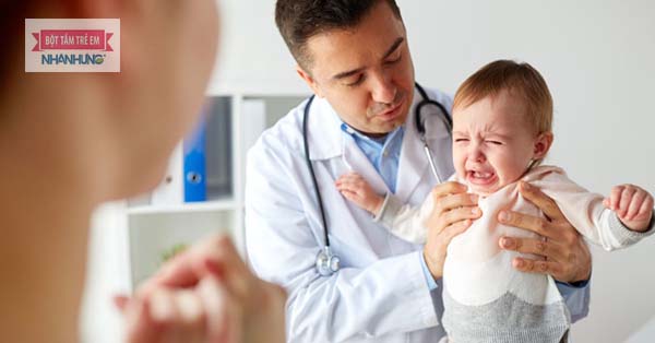 Cha mẹ không nên “thần thánh” quá mức việc cho trẻ đi bệnh viện chữa chàm sữa