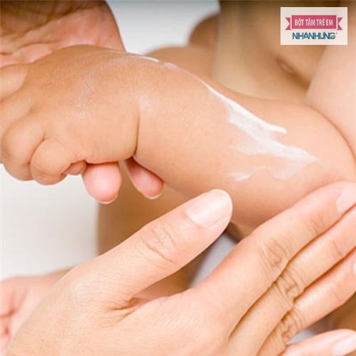 Dưỡng ẩm thường xuyên giúp duy trì độ ẩm cho da bé