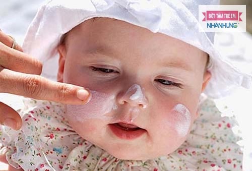 Dưỡng ẩm – yếu tố sống còn trong trị chàm sữa ở trẻ