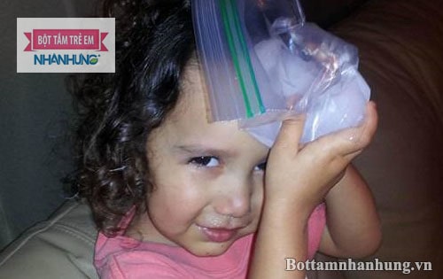 Bé bị muỗi đốt sưng to bôi gì cho mau khỏi?