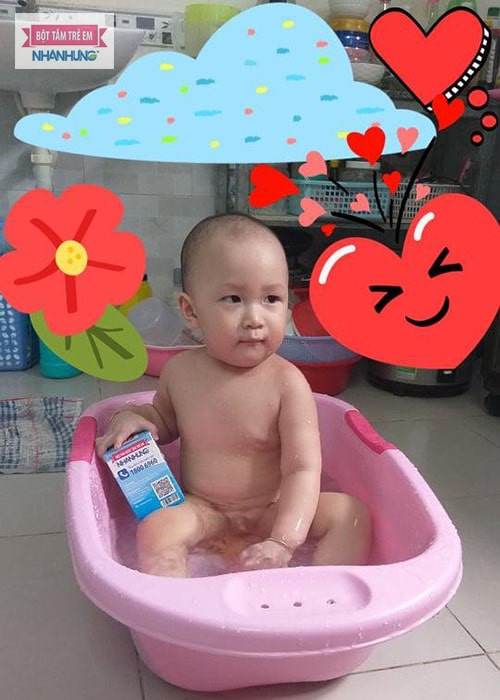 Tắm cho trẻ hàng ngày bằng Bột tắm Nhân Hưng để nhanh chóng loại bỏ mụn nhọt