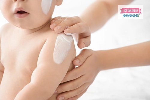 Dưỡng ẩm giúp da bé mềm mịn và hạn chế bị kích ứng.