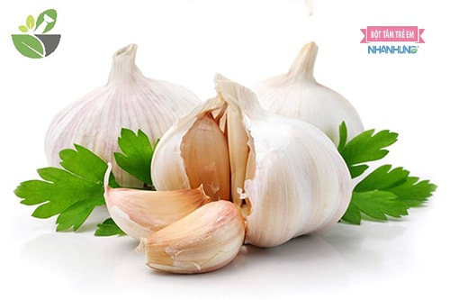 Sử dụng nước ép tỏi giúp giảm tình trạng da nổi hột như da gà và ngứa.