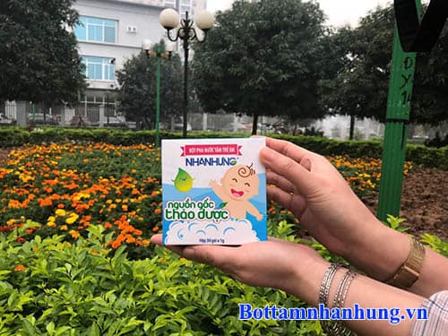 Bột tắm trẻ em Nhân Hưng được thiết kế nhỏ gọn, tiện dụng với hình ảnh và màu sắc bắt mắt, có tác dụng chống viêm, kháng khuẩn vượt trội