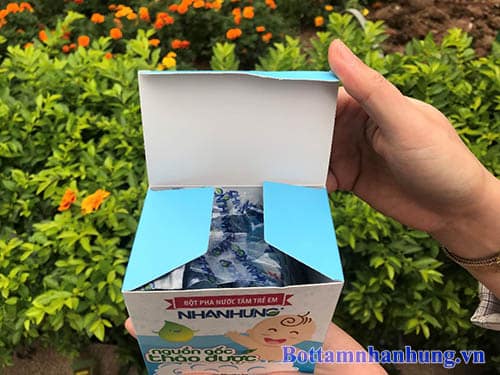 Trong hộp Bột tắm trẻ em Nhân Hưng gồm 30 gói, chia thành 3 túi nhỏ, trong mỗi túi chứa 10 tép, mỗi tép có dung tích 1g