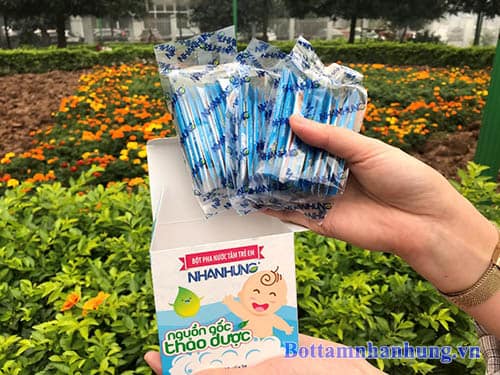 Trong hộp Bột tắm trẻ em Nhân Hưng gồm 30 gói, chia thành 3 túi nhỏ, trong mỗi túi chứa 10 tép, mỗi tép có dung tích 1g
