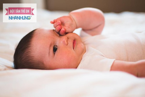 Lau sạch ghèn mắt và rửa mắt hàng ngày cho bé.