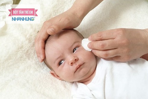 Trẻ sơ sinh bị đau mắt đỏ do vi khuẩn hoặc dị ứng thời tiết.