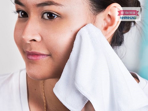 Vệ sinh sạch vùng da bằng cách sử dụng khăn ấm sạch lau nhẹ lên vùng da tiếp xúc với chất kích ứng.