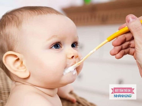 Thời điểm lý tưởng nhất cho bé ăn dặm là 6 tháng tuổi.