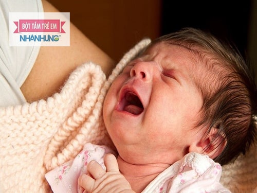 Mùi vị sữa mẹ thay đổi cũng khiến trẻ bỏ bú.