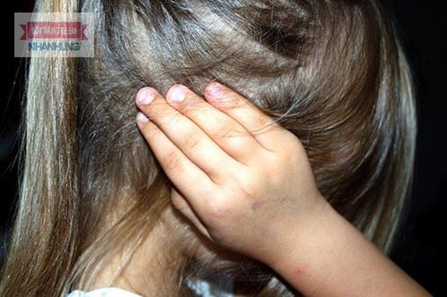 Viêm tai giữa làm giảm thính lực cũng như phản xạ tai của bé