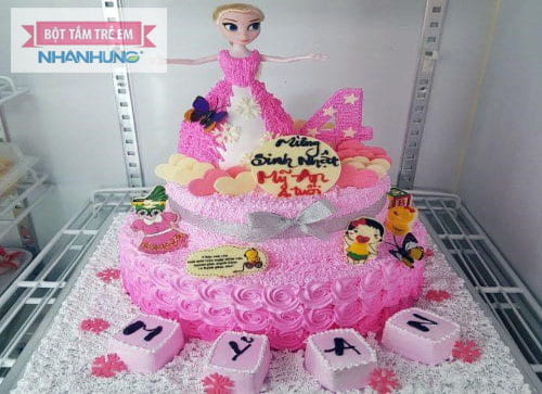 Bánh kem cho bé gái thường có màu sắc tươi sáng và hình ảnh dễ thương.