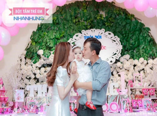 Cùng lưu giữ những hình ảnh đẹp tròn tiệc thôi nôi của bé.