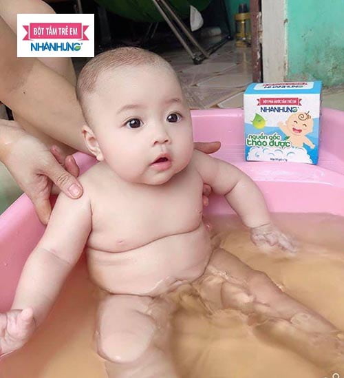 Bột tắm Nhân Hưng chiết xuất từ thảo dược giúp trị hăm an toàn cho bé
