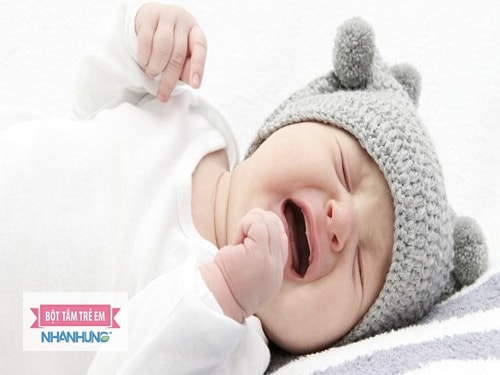 Khi bé thường xuyên có biểu hiện đói cũng là biểu hiện thời điểm thích hợp để cho bé ăn dặm. - Khi nào nên cho trẻ ăn dặm