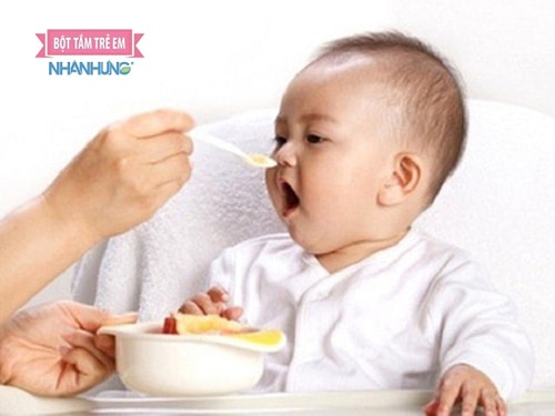 Khi nào nên cho trẻ ăn dặm? Điều băn khoăn của nhiều bà mẹ.