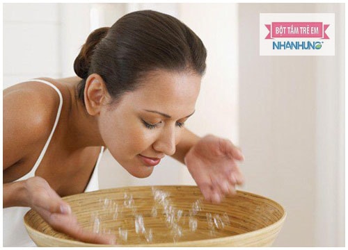 Thanh lọc da hàng ngày giúp hỗ trợ điều trị viêm da nhiễm corticoid hiệu quả.