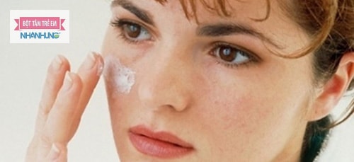 Dị ứng mỹ phẩm có thể khiến mặt nổi nhiều mụn nhỏ và ngứa.