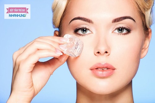 Chườm đá giảm khó chịu do mặt nổi nhiều mụn nhỏ và ngứa.