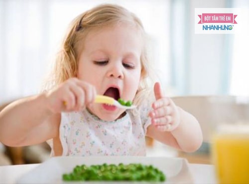 Hãy để con tự lập trong bữa ăn của mình.