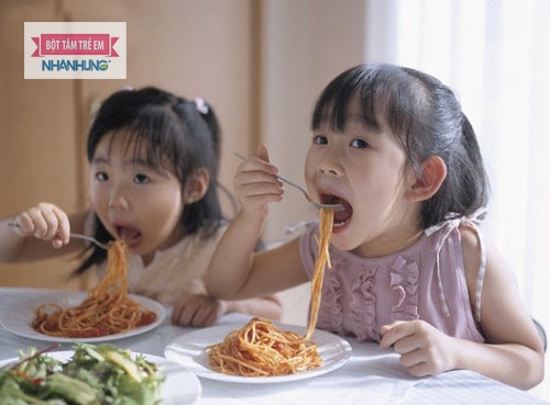 Đa dạng bữa ăn của con giúp trẻ hết biếng ăn.