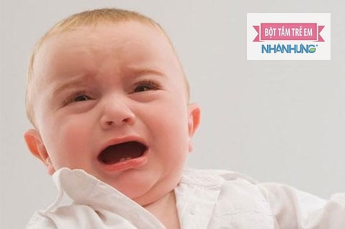 Vệ sinh răng miệng hàng ngày cho bé để bảo vệ da.