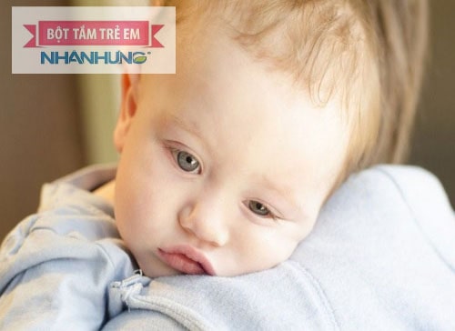 Một số bệnh lý mũi họng cũng gây viêm tai giữa ở trẻ sơ sinh.