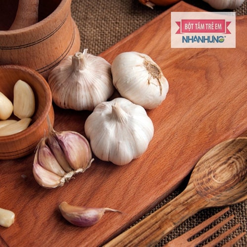 Sử dụng tỏi trong món ăn hàng ngày giúp tạo dòng sữa mẹ tốt.