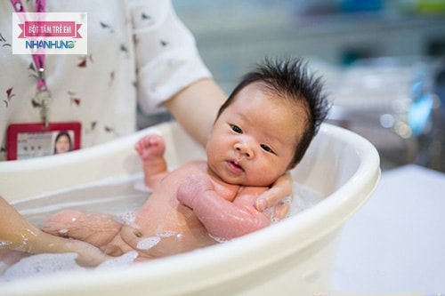 Sử dụng sữa tắm không phù hợp gây nhiễm trùng da ở trẻ sơ sinh.