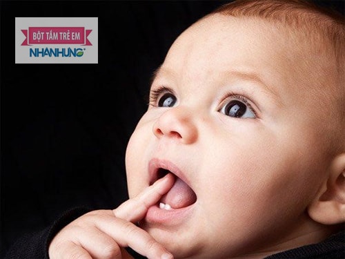 Trẻ mọc răng thường hay đưa tay lên miệng nhai, chảy nhiều nước dãi.