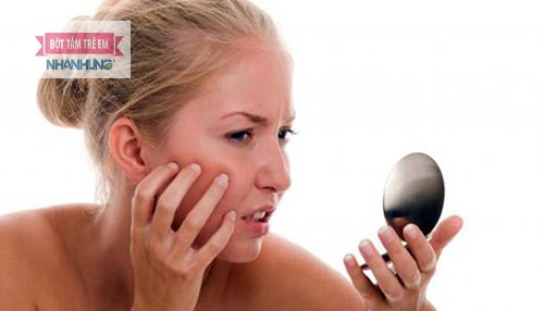 Sử dụng mỹ phẩm không hợp có thể gây viêm da dị ứng ở mặt.
