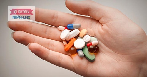 Thuốc kháng histamine giúp giảm triệu chứng viêm da dị ứng ở mặt.