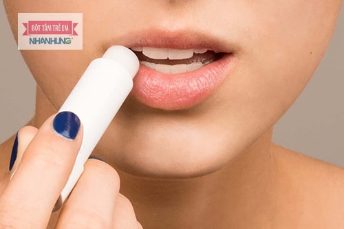 Dưỡng môi hàng ngày giúp ngừa viêm môi dị ứng hiệu quả.