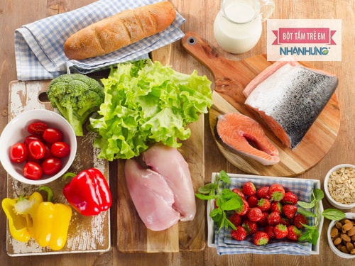Điều chỉnh chế độ ăn uống hợp lý giúp bé tiêu hóa tốt.