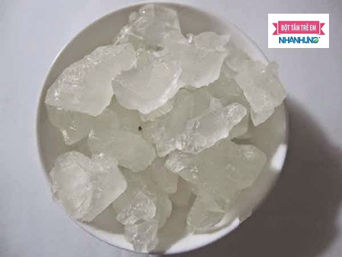 Rang phèn chua nóng rồi tán thành bột rồi trộn với hoàng đằng