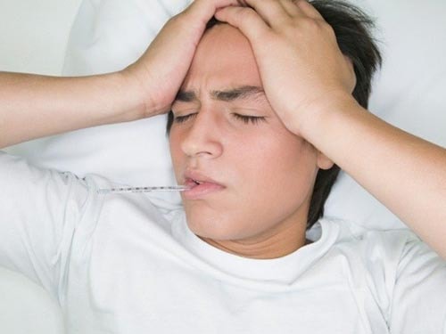 Thường xuyên theo dõi nhiệt độ cho người bệnh