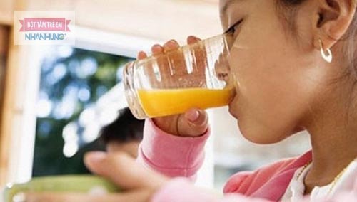 Bù nước tại nhà bằng oresol, nước hoa quả, nước lọc…