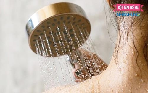 Người bị sốt xuất huyết không được tắm nước lạnh