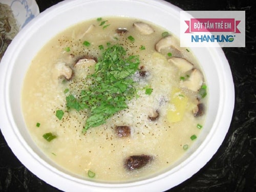 Cháo thịt lợn nấm rơm cung cấp nhiều dưỡng chất - Thực đơn ăn dặm cho bé 8 tháng tuổi