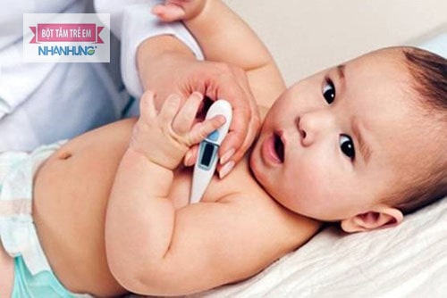Thường xuyên kiểm tra thân nhiệt để biết bé đang nóng hay lạnh