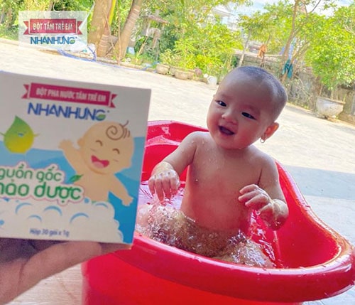 Tắm cho bé hàng ngày bằng Bột tắm Nhân Hưng để phòng ngừa và điều trị bệnh ngoài da mùa hè