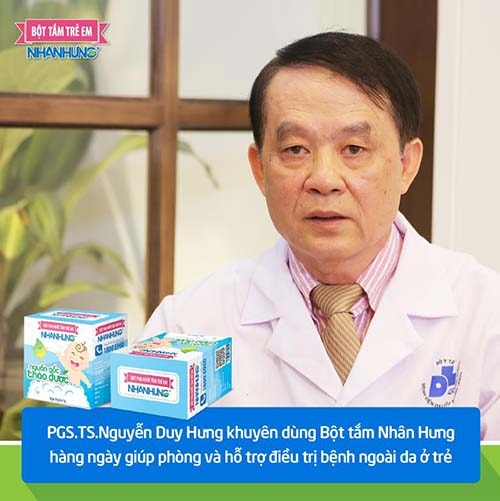 PGS.TS.Nguyễn Duy Hưng khuyên dùng Bột tắm Nhân Hưng hàng ngày giúp phòng và hỗ trợ điều trị bệnh ngoài da ở trẻ.
