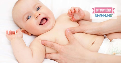 Massage tinh dầu tràm trị ho sổ mũi hiệu quả cho bé.
