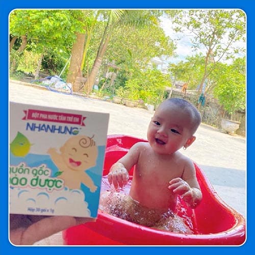 Bột tắm Nhân Hưng giúp loại bỏ rôm sảy nhanh chóng