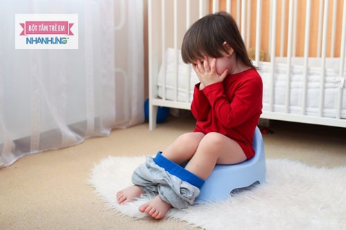 Mẹ nên tập thói quen đi đại tiện đúng giờ cho bé.