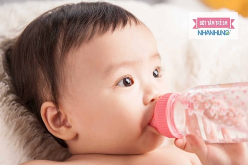 Bé ăn dặm nên uống 200 - 300ml nước mỗi ngày.