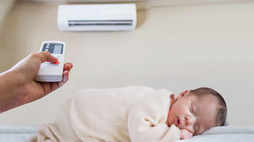  Trẻ bị viêm phế quản nên hạn chế việc nằm điều hoà.