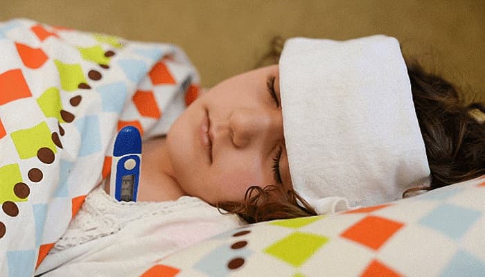  Cho trẻ đi viện nếu có biểu hiện sốt kéo dài.